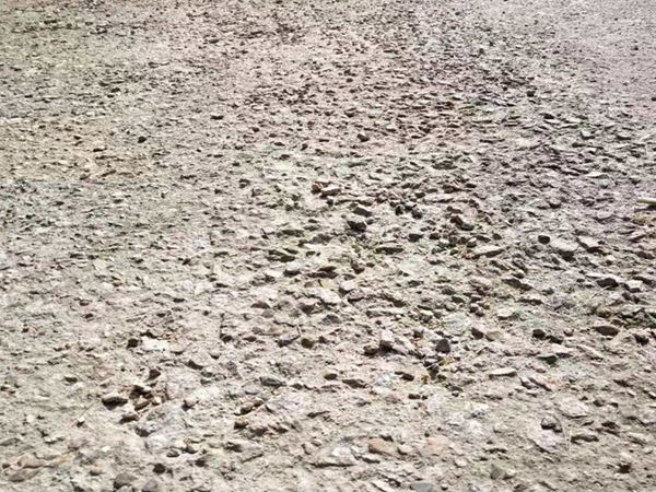 沥青路面刚完工怎么就起砂了?杭州老师傅表示材料和压路非常重要 道路起砂.jpg